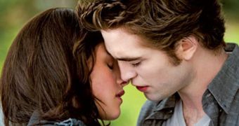 “The Twilight Saga: New Moon” is voted by fans best movie of 2009 in Fandango online poll
