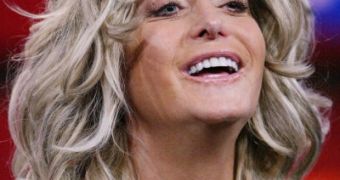 Farrah Fawcett is doing well in hospital, continues to fight the cancer, statement says