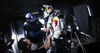 Felix Baumgartner Jumped from 39 KM Going Supersonic in Freefall