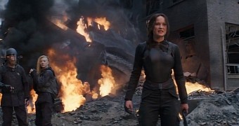 Jennifer Lawrence is fierce as Katniss Everdeen in last “Mockingjay” trailer