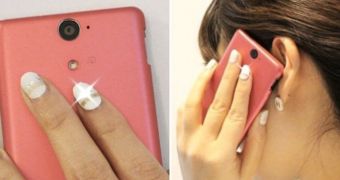 LED fingernail stickers light up when detecting NFC signals