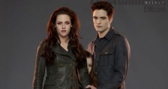 New “Breaking Dawn Part 2” photo shows Bella, Edward and their daughter Renesmee