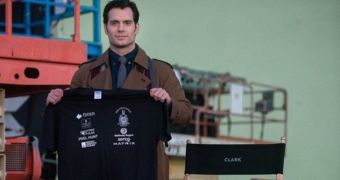 First look at Henry Cavill as Clark Kent on “Dawn of Justice” set