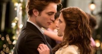 Robert Pattinson, Kristen Stewart and Taylor Lautner are said to introduce the new “New Moon” clip themselves at the MTV Movie Awards