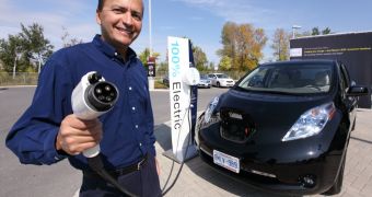 First Nissan LEAF in Canada Delivered to Customer