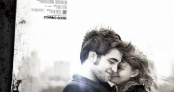 Robert Pattinson, Emilie de Ravin shine in “Remember Me,” first reviews say