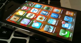 Picture posted by Dev Team member Planetbeing showing his carrier-unlocked iPhone 4