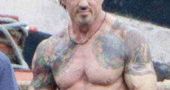 Sylvester Stallone unveils his ripped torso in Brazil, shooting for “The Expendables”