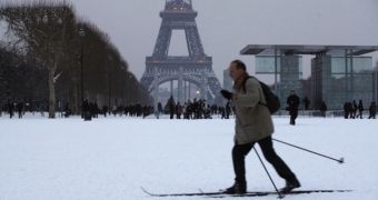 Snowing in Paris makes for a beautiful scenery