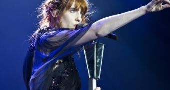Florence Welch of Florence + The Machine Stops Concert to Break Up Fight – Video