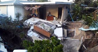 Florida sinkhole damages two homes