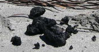 Hurricane Isaac makes an unusually large number of tar balls wash ashore