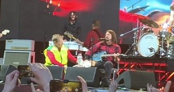 Dave Grohl is made comfortable after breaking his leg in concert in Sweden, continues with the show
