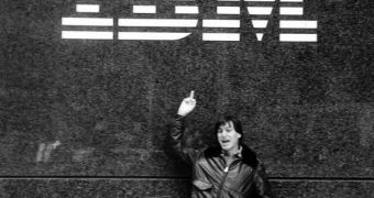 Former Apple Staffer Posts Rare Photo of Steve Jobs Flipping Off IBM