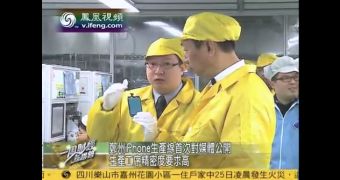 Foxconn CEO, Terry Gou and a Chinese reporter discussing iPhone assembly