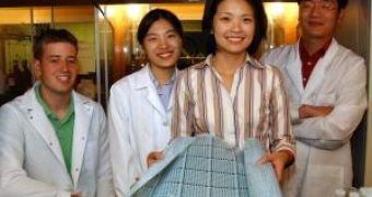 Dr. Yueh-Lin (Lynn) Loo, with students involved in the research