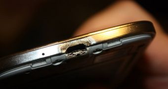 Galaxy S4 catches fire