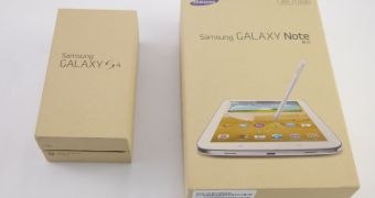 Retail boxes of Galaxy S4 and Galaxy Note 8.0
