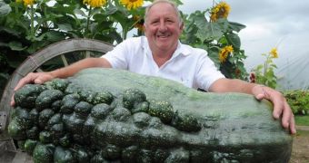 Phil Vowles grows 118-pound (53-kg) cucumber