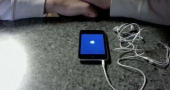 Untethered iPod touch 3G jailbreak demonstration video (screenshot)