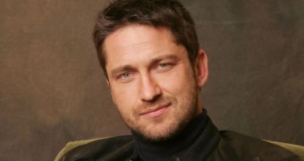 Gerard Butler rides his bike up and down New York (click to see picture)