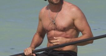 Gerard Butler goes paddling in Hawaii