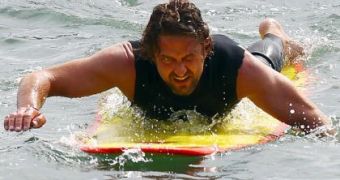 Gerard Butler “cheats death” in surfing accident, is now in the hospital