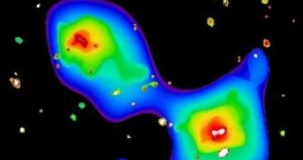 X-ray image of the two hot spots; on the left the newly discovered galaxy cluster, on the right the Abell 3128 galaxy cluster