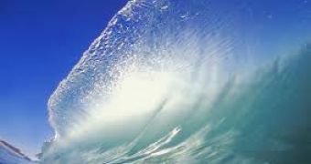 Giant Wave Breaks Windows at Santa Barbara Restaurant – Video