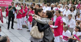 17-year-old Julia Pistolesi and 19-year-old Auriane Susini, two straight girls from Marseille, kissed during a "One dad one mum" demonstration in France