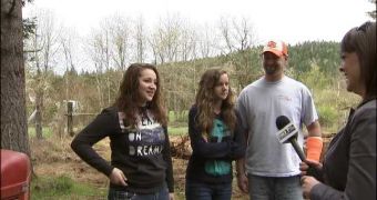 14-year-old Haylee and 16-year-old Hannah Smith rescued their father from being crushed under a tractor