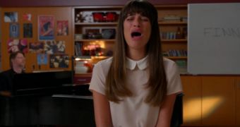 Lea Michele gets choked up as she performs “Make You Feel My Love” on latest “Glee” episode