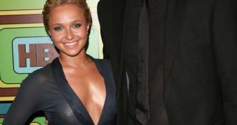 Hayden Panettiere’s sheer dress allowed a perfect view of her pasties at the Golden Globes 2011