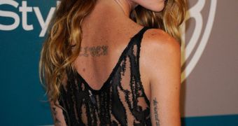 Model Erin Wasson takes revealing to a whole new level at Golden Globes 2012 afterparty