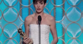 Golden Globes 2013: Anne Hathaway Is Thankful for the “Lovely Blunt Object”