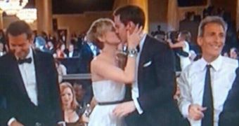 Jennifer Lawrence and Nicholas Hoult kiss as she’s named winner of Best Supporting Actress award