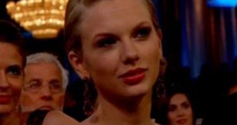 Golden Globes 2013: Taylor Swift Gives Adele the Cold Stare for Winning