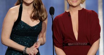 Golden Globes 2013: Tina Fey, Amy Poehler Drunkenly Smack Talk Taylor Swift