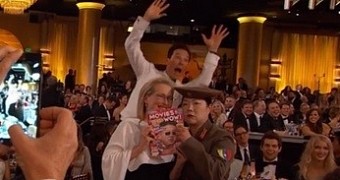 Benedict Cumberbatch photobombs Meryl Streep and Margaret Cho at the Golden Globes 2015