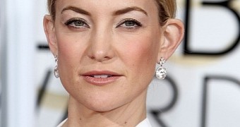 Kate Hudson works the red carpet at the Golden Globes 2015