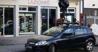 Camera sit on top of high poles on Street View cars