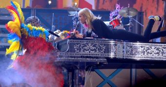 Cee Lo Green, Gwyneth Paltrow and the muppets do “Forget You” at the Grammys 2011