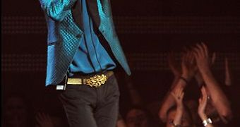 Mick Jagger performs at the Grammy Awards 2011, kills it