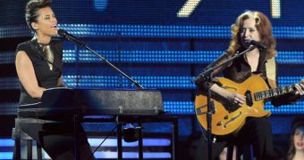 Alicia Keys and Bonnie Raitt pay tribute to Etta James at the Grammy Awards 2012