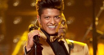 Bruno Mars light up the stage with “Runaway” at the Grammys 2012