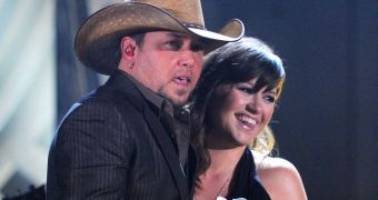 Kelly Clarkson and Jason Aldean sing “Don't You Wanna Stay” at the 2012 Grammys