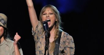Taylor Swift performs “Mean” at the 2012 Grammy Awards