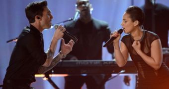 Adam Levine and Alicia Keys perform at the Grammys 2013