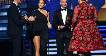 Grammys 2013: Jennifer Lopez Saves Adele from Grammy Crasher – Video
