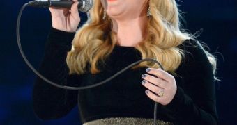 Grammys 2013: Kelly Clarkson Pays Tribute to the Classics